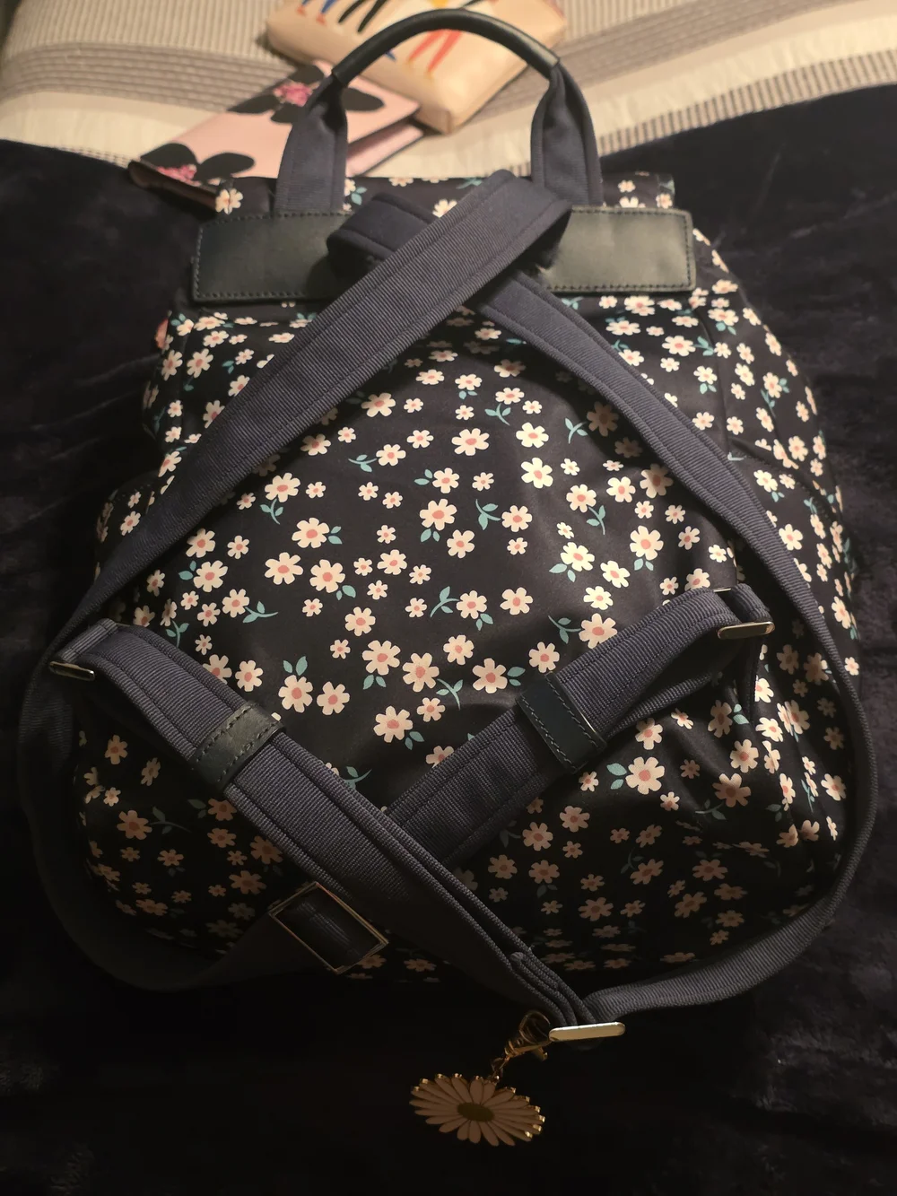 kate ♠️ spade CARLY Flap In Navy/ Daisy Pattern Backpack EUC